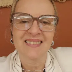 Dra Cris Tavares