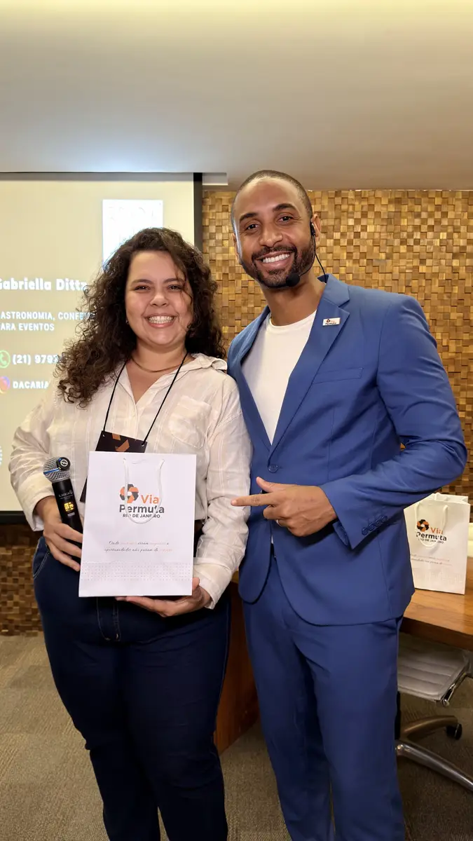 Nova associada recebendo o kit de boas-vindas