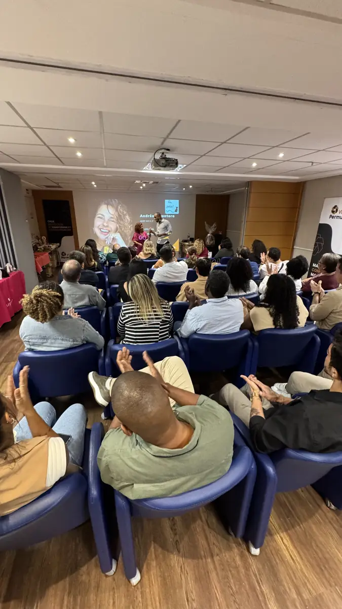 Rodada de negócios da Via Permuta RJ com a sala cheia de empresários